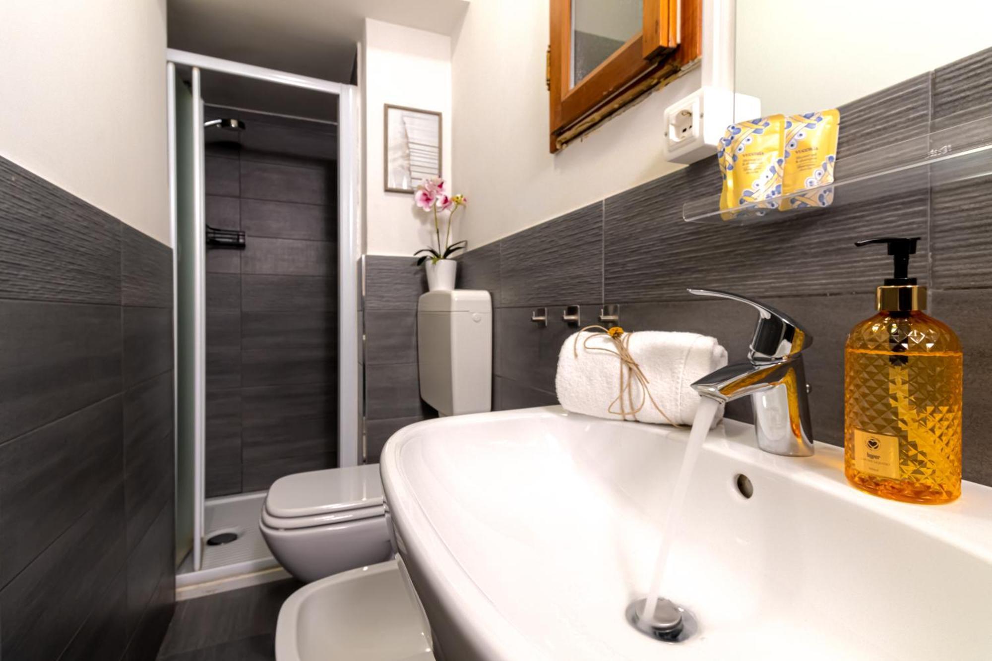 Charming Frescoed Loft Apartment Bologna Luaran gambar